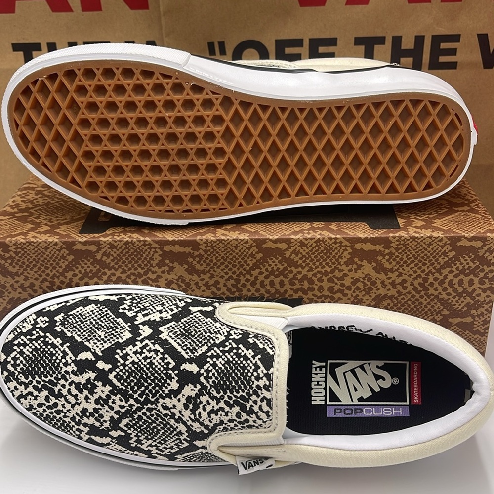 Vans WMNS Skate Slip-On Hockey Skateboards Snake
VN0A5FCA7W1
Sneakers - Picture 3 of 16